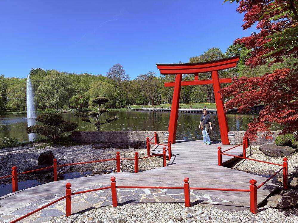 De Japanse tuin met rode torii-poort en fontein in de Kasteeltuinen Arcen